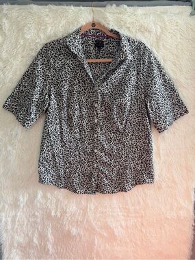 Talbots Womens Leopard Print Button Down Shirt 14 Short Sleeve Wrinkle Resistant